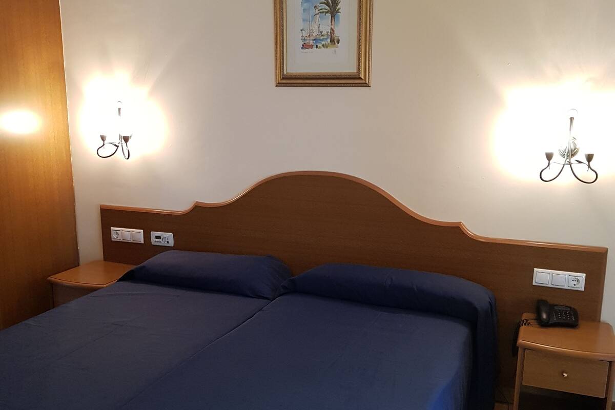 Twin Room | In-room safe, desk, soundproofing, WiFi (free)