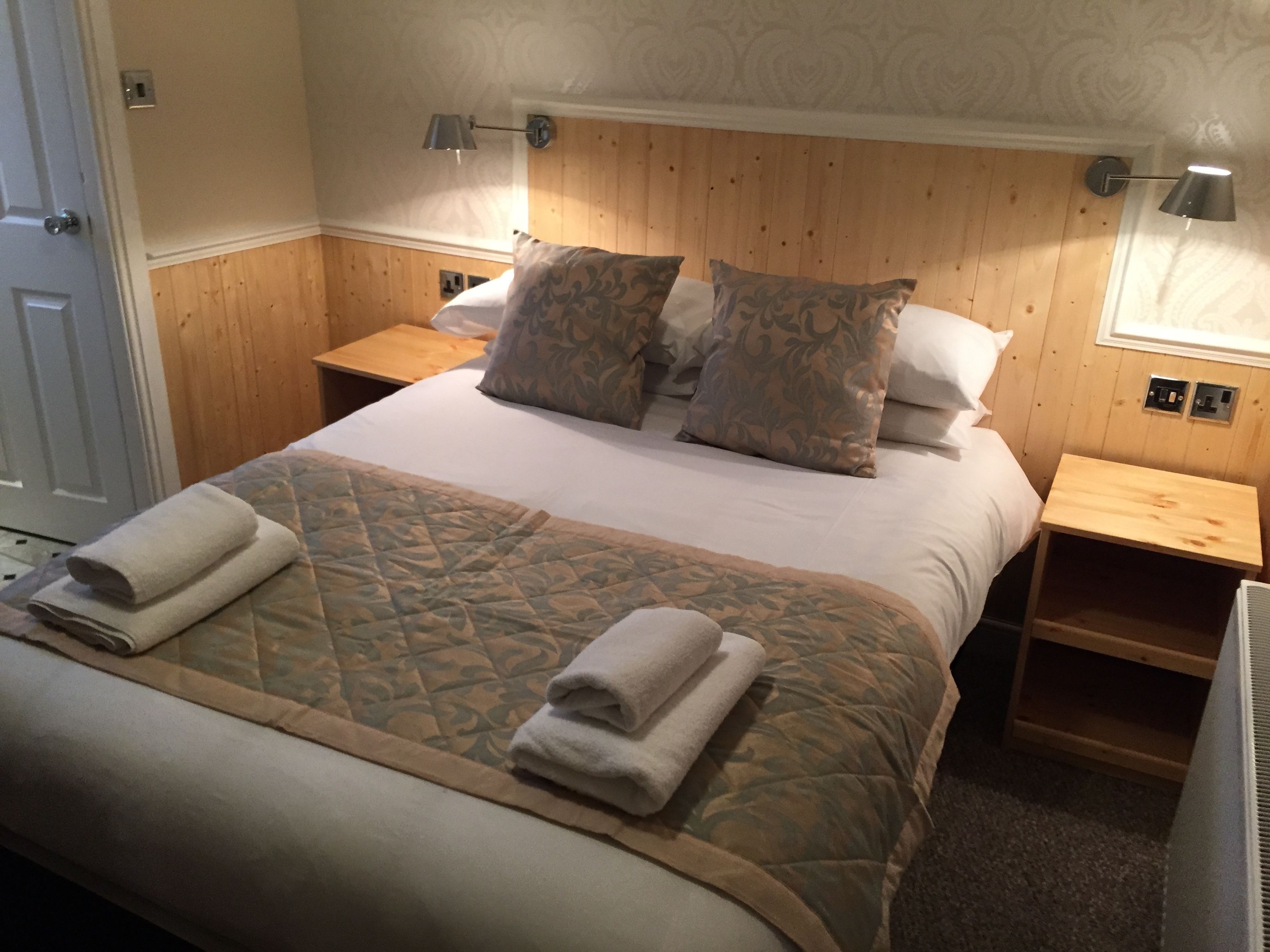 double room, ensuite | bathroom | towels