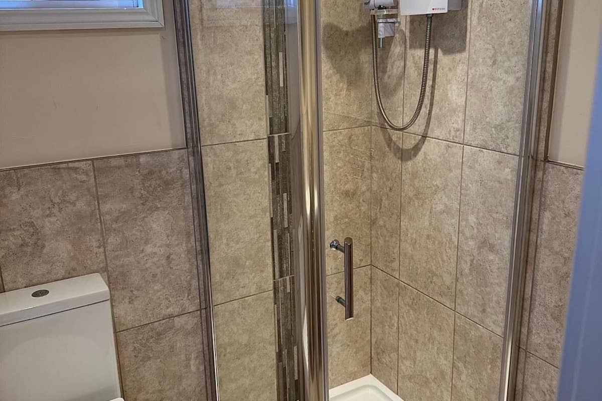 basic double or twin room, 1 bedroom, accessible | bathroom | towels