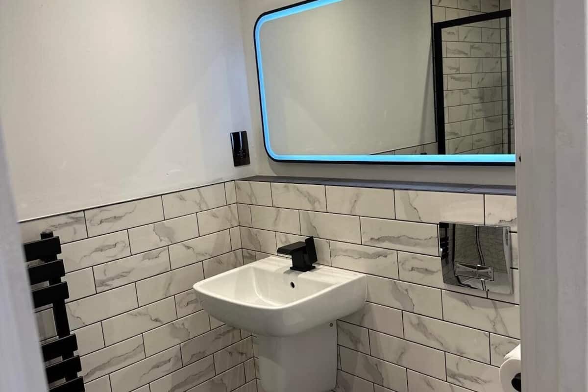 deluxe double room, 1 king bed | bathroom | towels