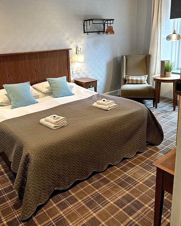 Caja de seguridad en la habitación y tabla de planchar con plancha