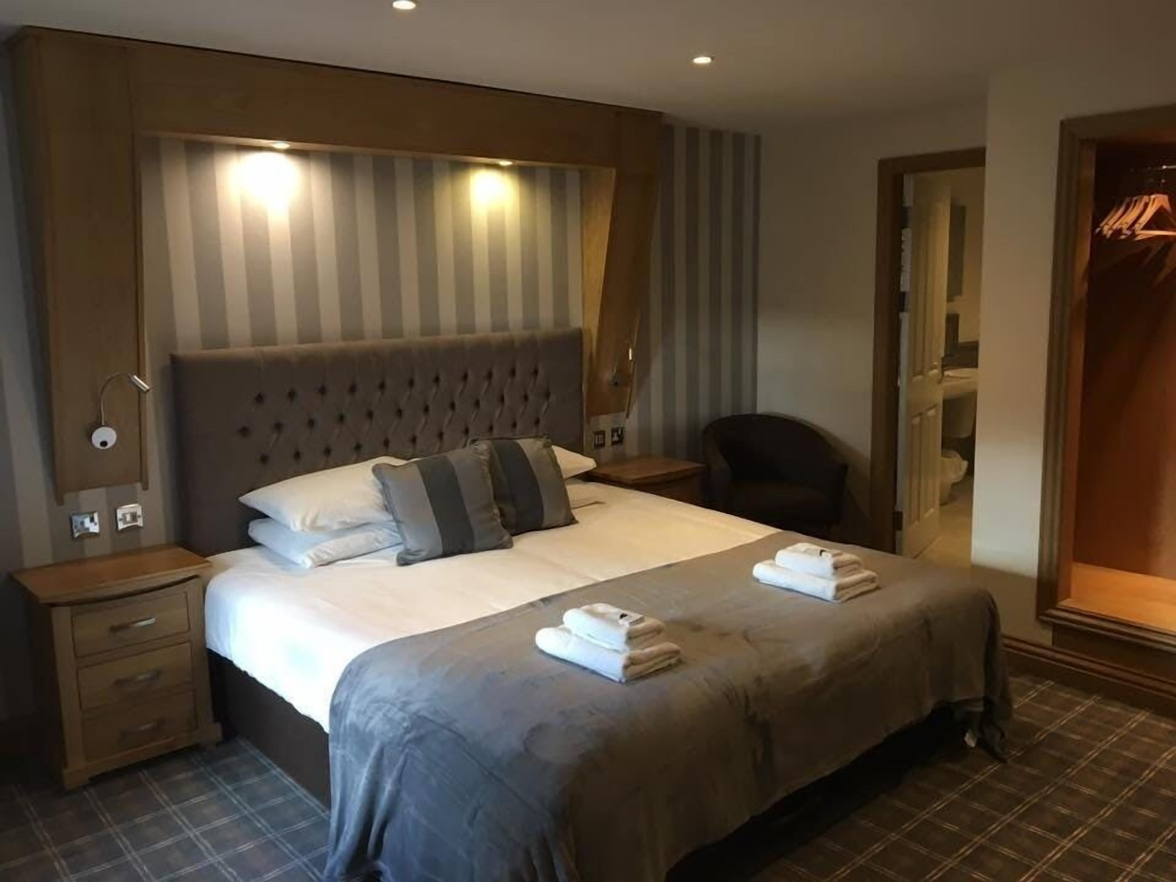 deluxe double room, 1 king bed | in-room safe, iron/ironing board, free wifi