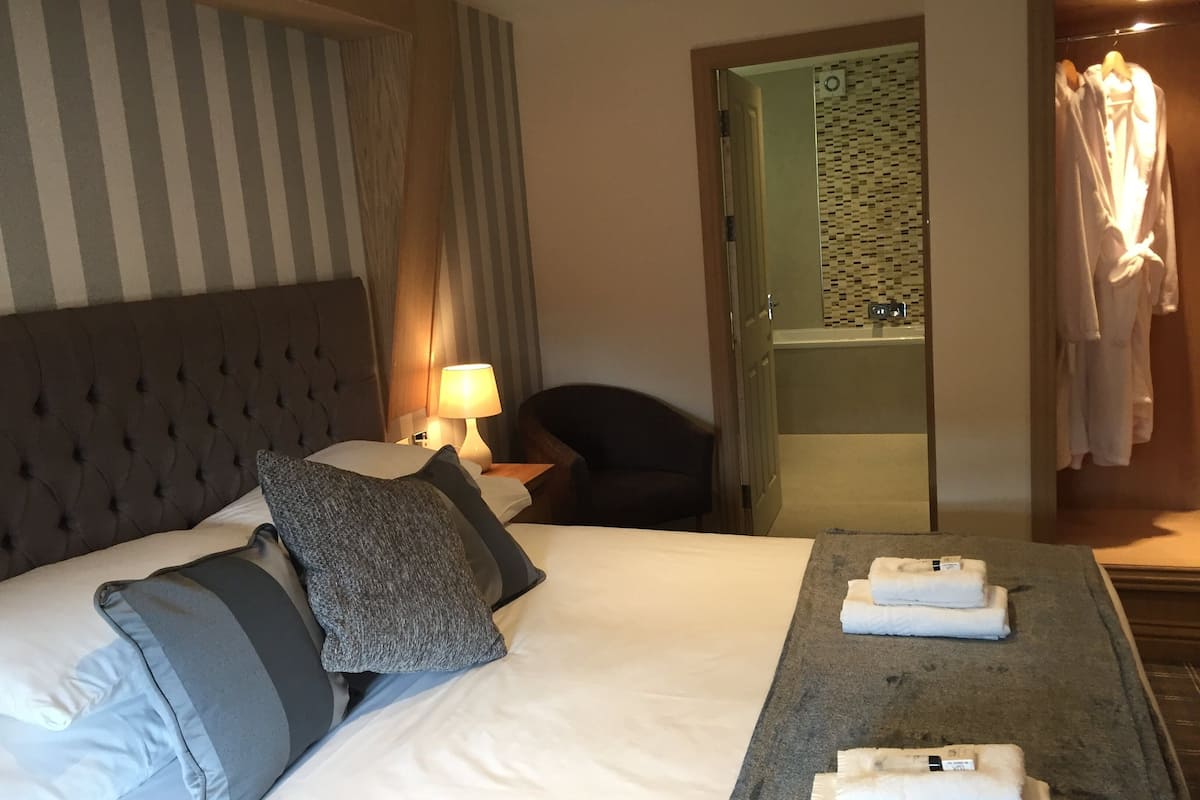 Deluxe Double Room, 1 King Bed | In-room safe, iron/ironing board (on request), free WiFi