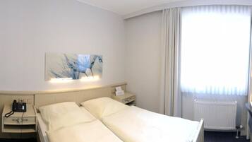 Schreibtisch, VerdunkelungsvorhÀnge, kostenloses WLAN, BettwÀsche