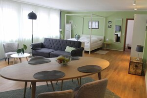 Escrivaninha, cortinas blackout, Wi-Fi de cortesia, roupa de cama