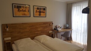 Desk, blackout curtains, free WiFi, bed sheets - Hotel Zum Neuen Schwan (Walluf)