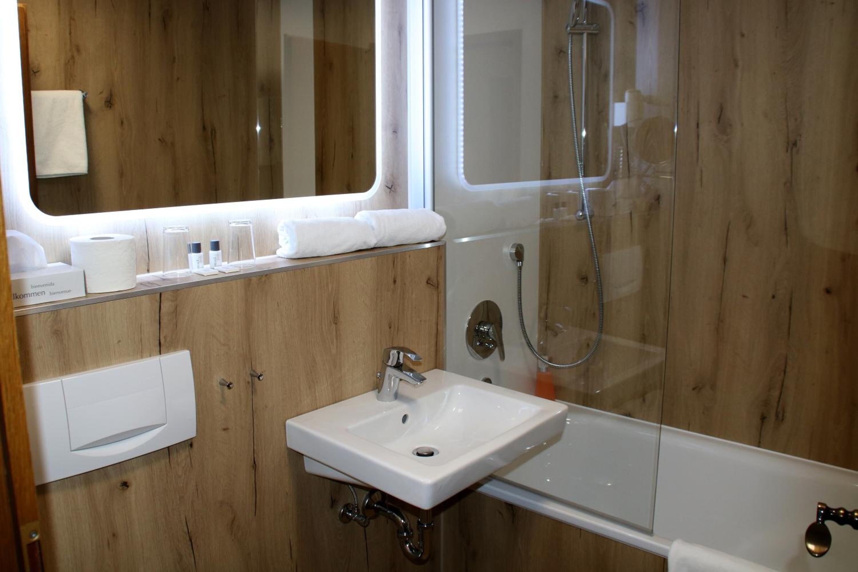 Komfortbadewanne, kostenlose Toilettenartikel, Haartrockner, Hausschuhe