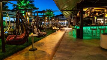 Bar à beira da piscina