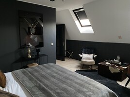 Escritorio, wifi gratis y ropa de cama 