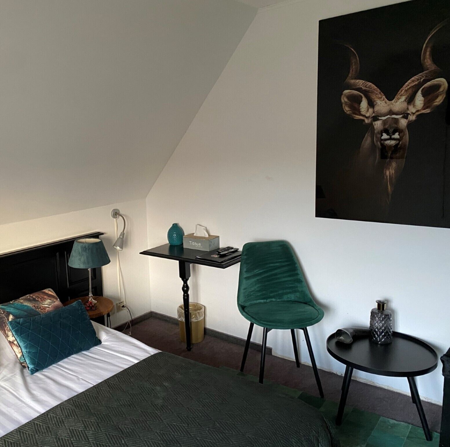 standard double room | bathroom | free toiletries, hair dryer, towels, soap