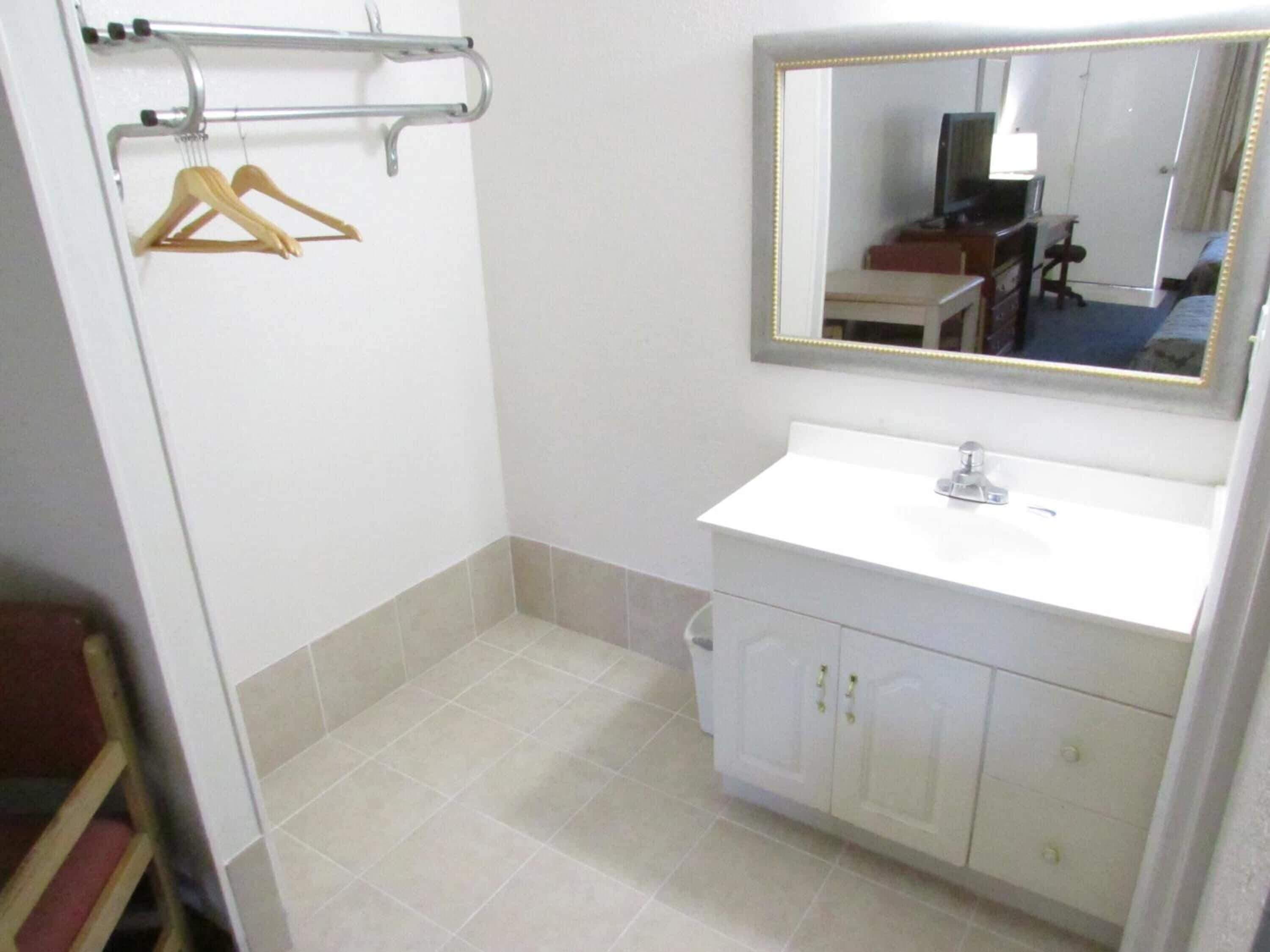 Combined shower/bathtub, free toiletries, hair dryer, towels