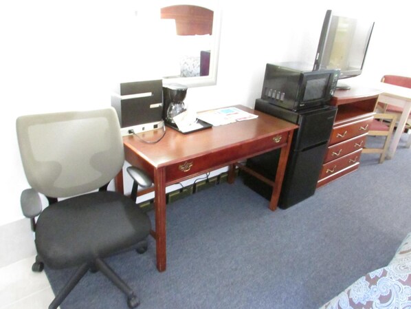 Desk, iron/ironing board, free WiFi, bed sheets - Parsons Inn (Parsons)