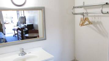 Suíte estúdio premium, 1 cama King, para não fumantes | Banheiro | Chuveiro/banheira combinados, produtos de toalete grátis