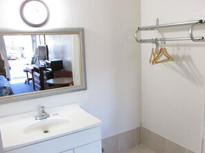 Suite estudio Premium, 1 cama King size, para no fumadores | Baño | Tina con regadera, amenidades de baño gratuitas, secadora de cabello