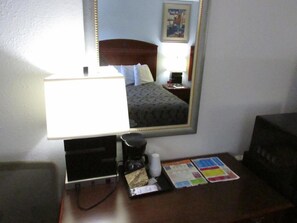 Bureau, fer et planche à repasser, Wi-Fi gratuit, draps fournis