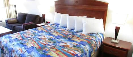 Escritorio, tabla de planchar con plancha, wifi gratis y ropa de cama