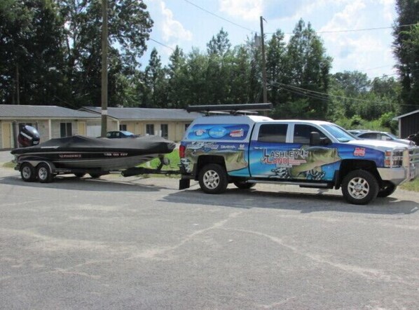 Free self parking - Parsons Inn (Parsons)