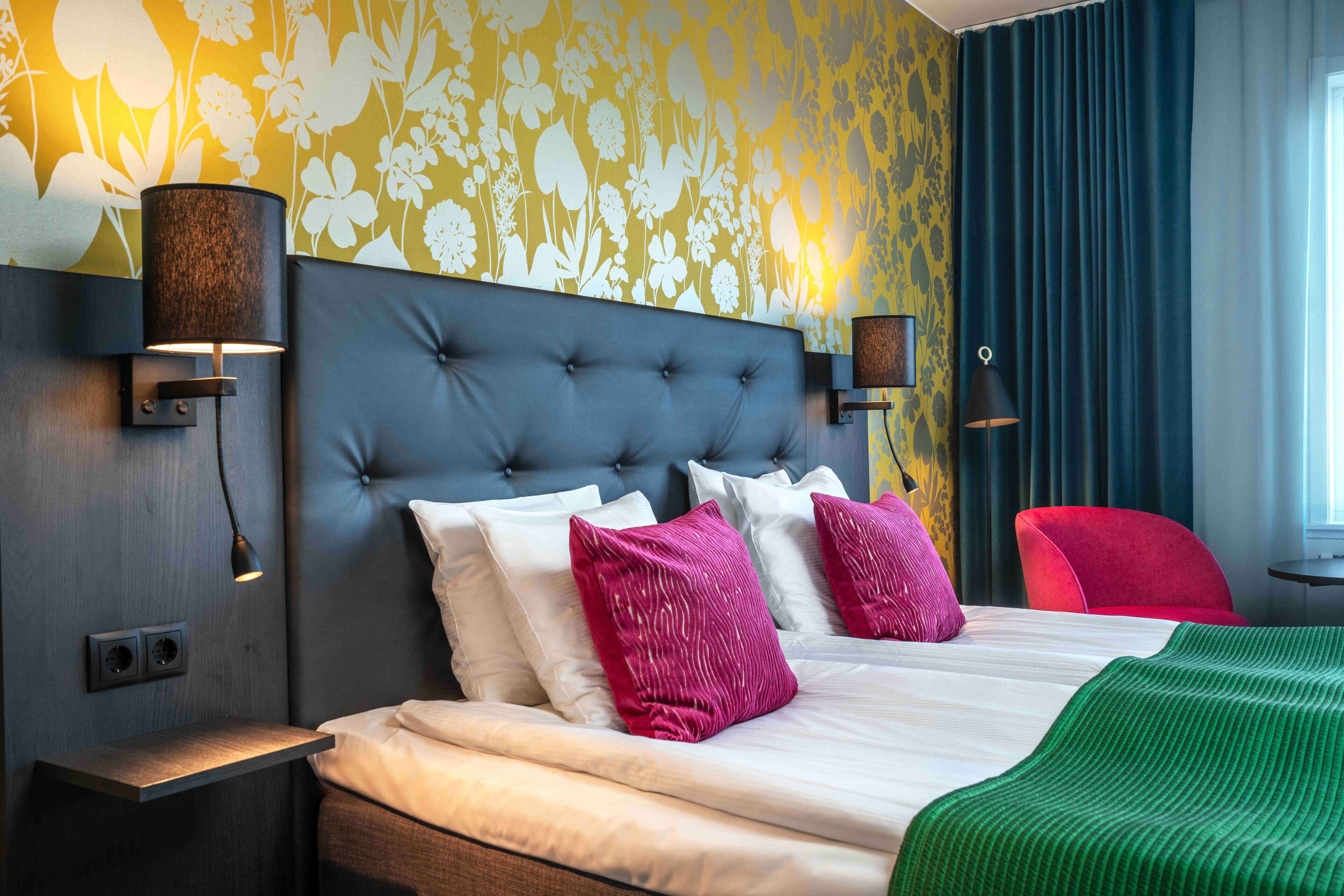 Zimmersafe, Schreibtisch, kostenloses WLAN, Bettwäsche