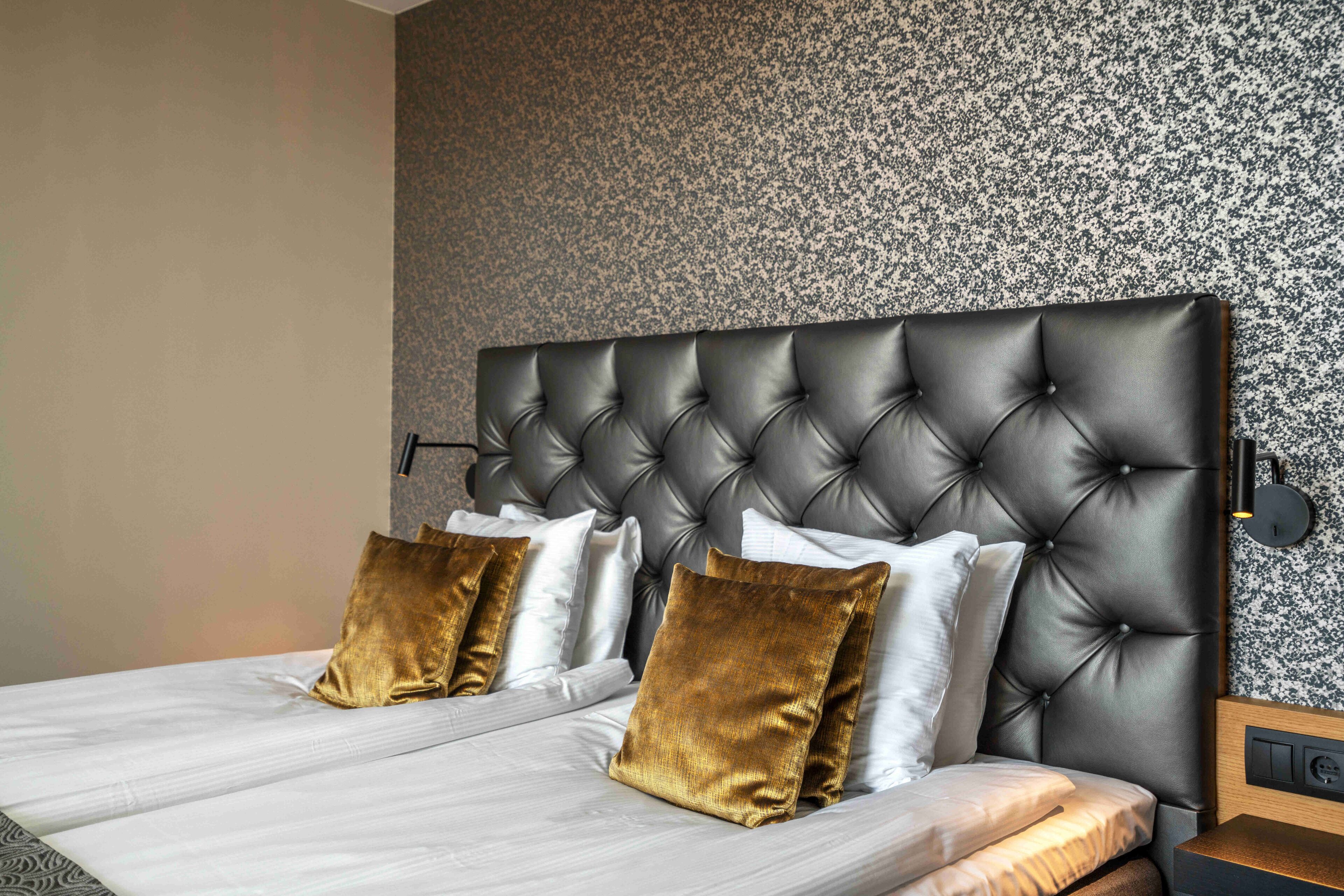 business room, non smoking | in-room safe, desk, free wifi, bed sheets