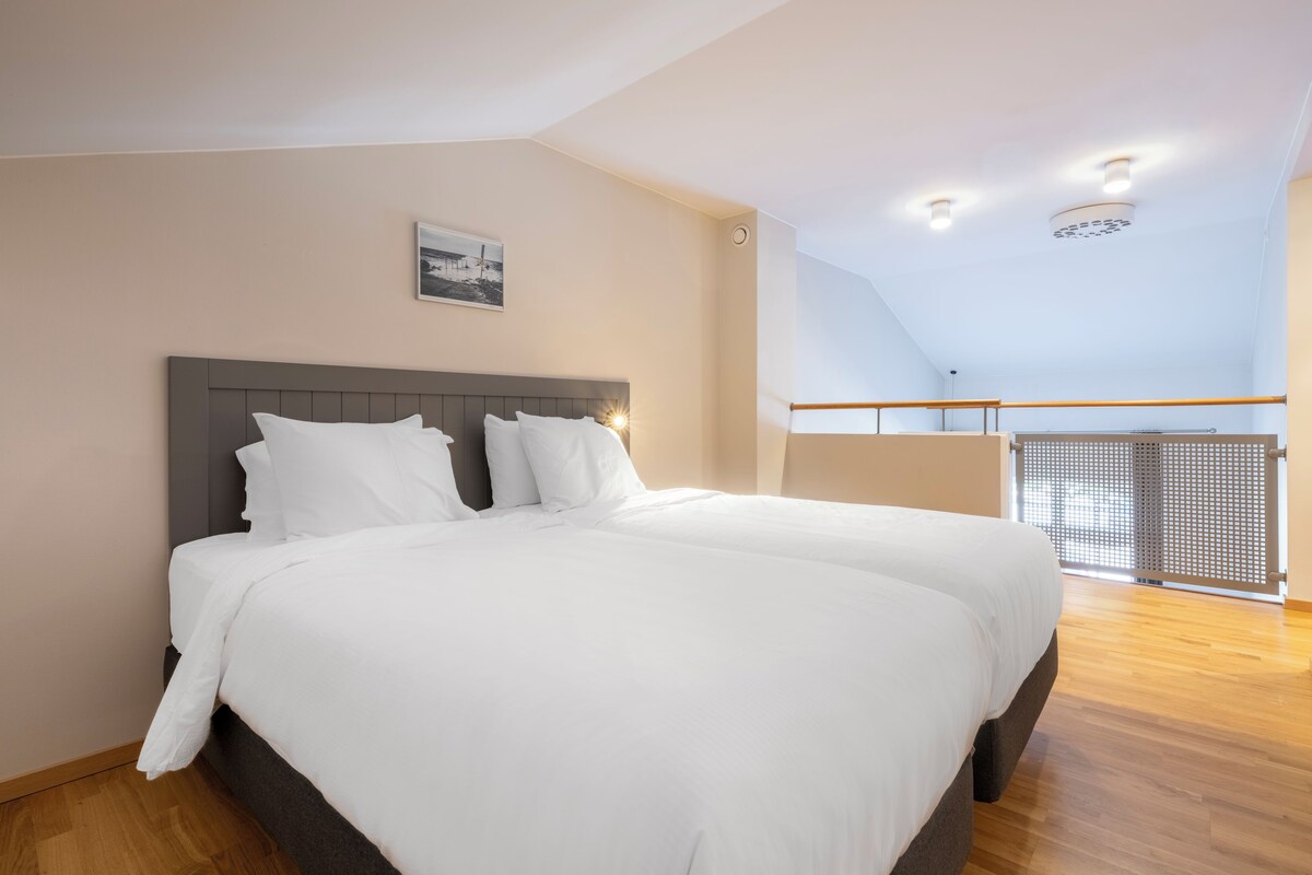 Familiekamer, Meerdere bedden | Pillowtop-bedden, een kluis op de kamer, een bureau, een laptopwerkplek
