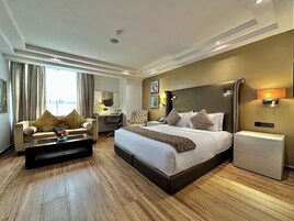 华丽客房, 1 张特大床 | 埃及棉床单、高档床上用品、羽绒被、记忆海绵床垫