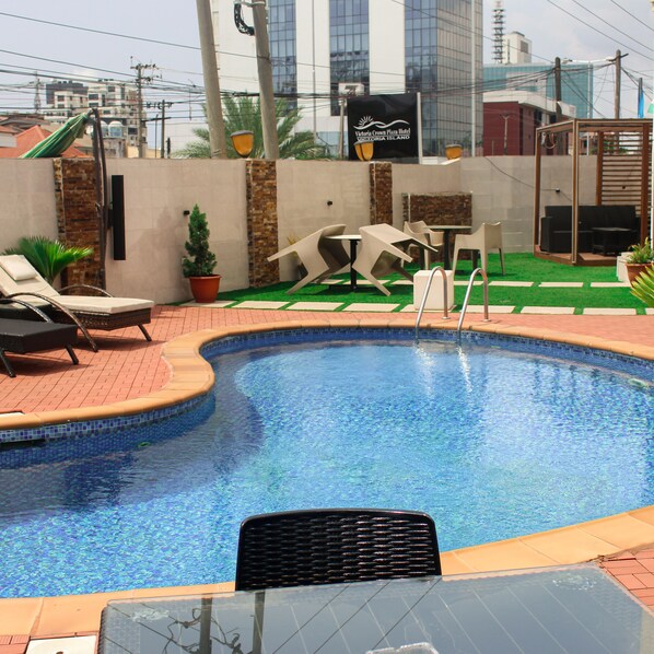 Una piscina al aire libre