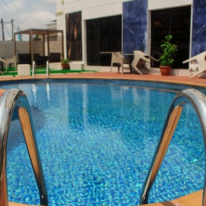 Outdoor pool - Victoria Crown Plaza Hotel (Lagos)