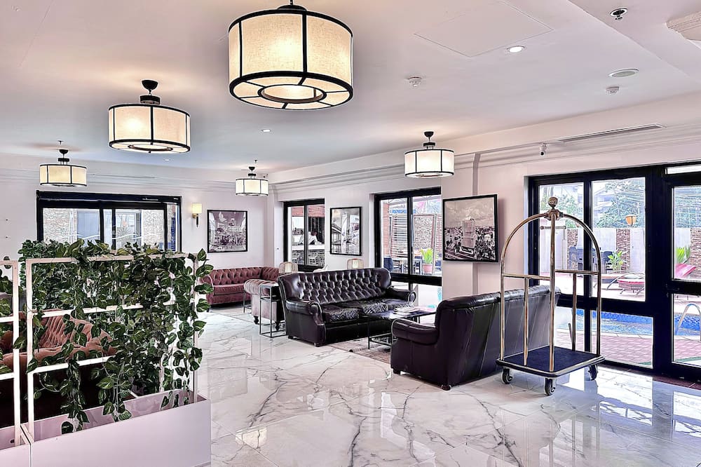 Victoria Crown Plaza Hotel