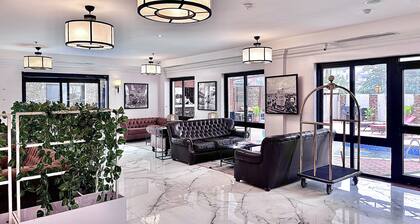 Victoria Crown Plaza Hotel