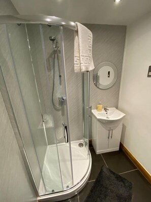 Comfort Double Room, Ensuite (Double Room) | Bathroom | Shower, free toiletries, hair dryer, towels - The Old Mill Rooms (Yarm)