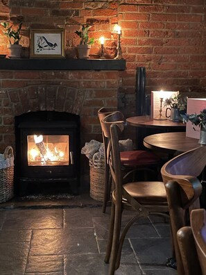 Bar (on property) - The Plume of Feathers (Farnham)