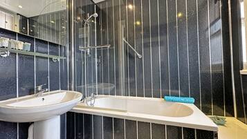 Basic Double Room, Ensuite (9) | Bathroom