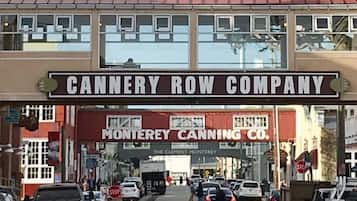 Une devanture de magasin avec une enseigne indiquant « CANNERY ROW COMPANY » et « MONTEREY CANNING CO. ».