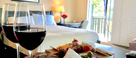 Chambre Deluxe, 1 très grand lit, balcon | Literie hypoallergénique, fer et planche à repasser, Wi-Fi gratuit