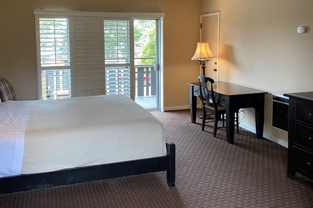 Hypo-allergenic bedding, iron/ironing board, free WiFi, bed sheets