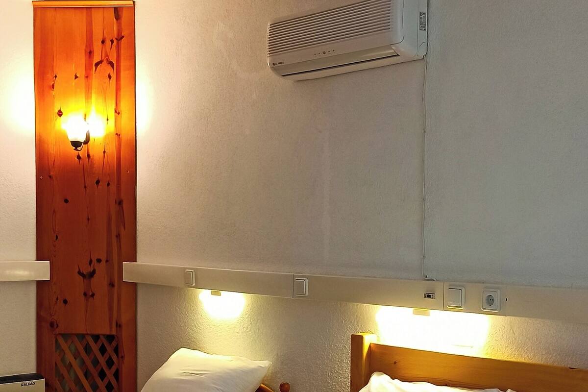 Habitación triple | Ropa de cama de alta calidad, camas con pillow-top y escritorio