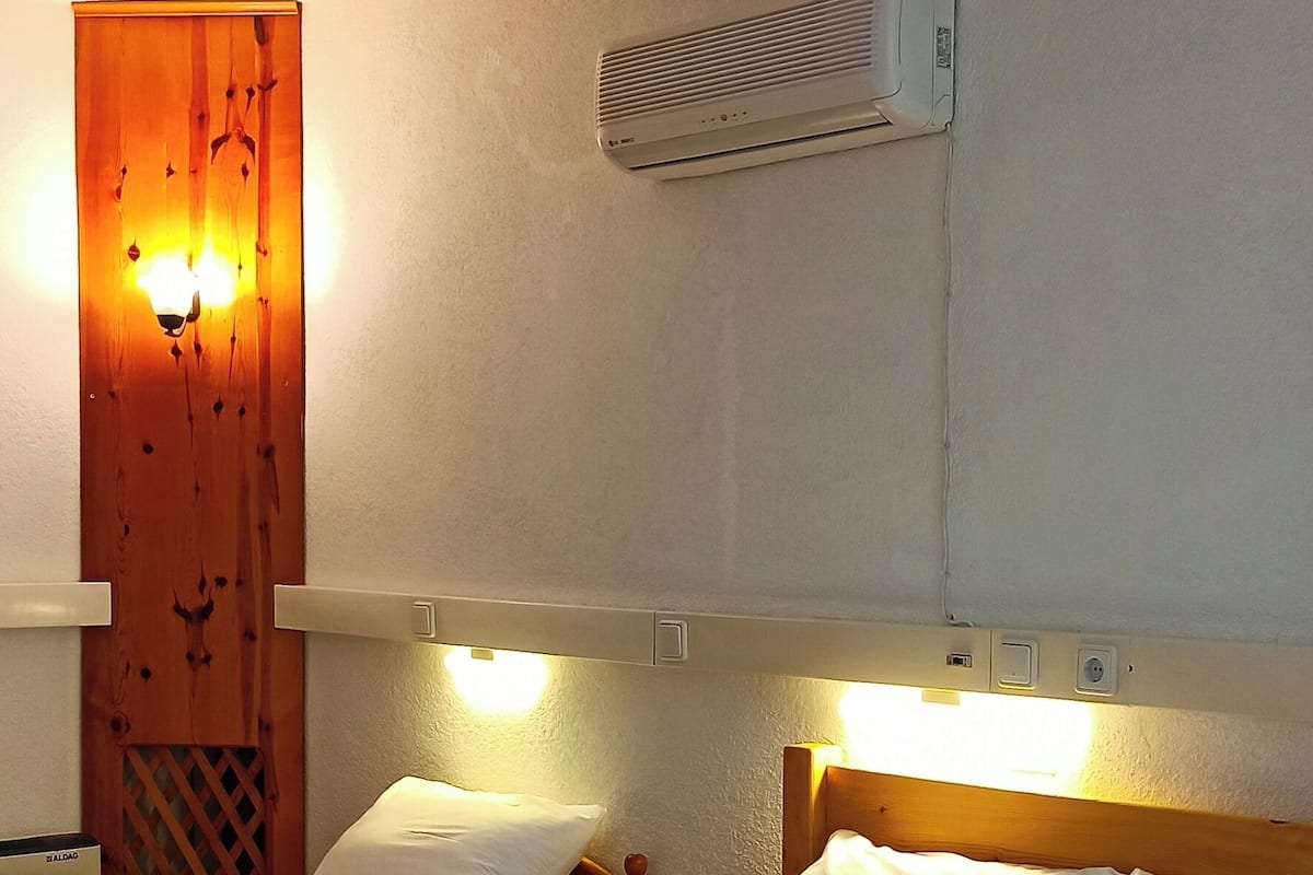 Camas con pillow-top, escritorio y espacio para trabajar con laptop