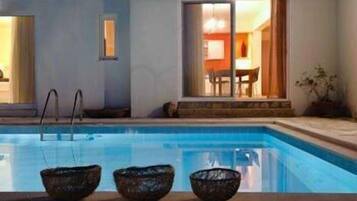 Una piscina con dos recipientes en primer plano.