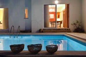 Outdoor pool, pool umbrellas, sun loungers - Istron Collection Villas (Agios Nikolaos)