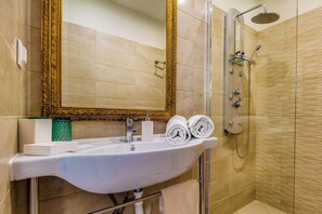 Villa Confort | Baño | Secadora de cabello, batas, pantuflas, toallas 