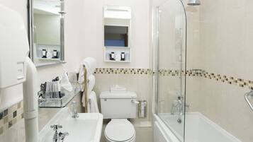 Kostenlose Toilettenartikel, Haartrockner, Handtücher