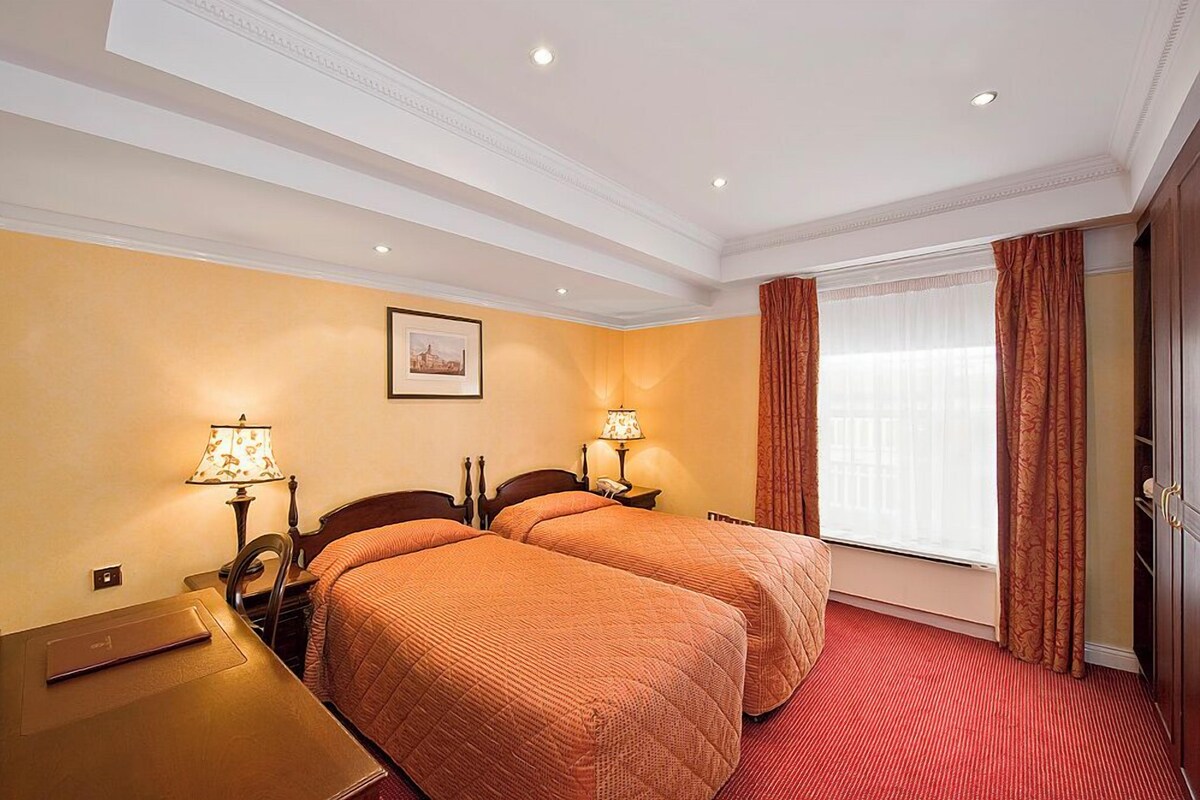 Habitación estándar con 2 camas individuales | Ropa de cama de alta calidad y colchones con acolchado adicional