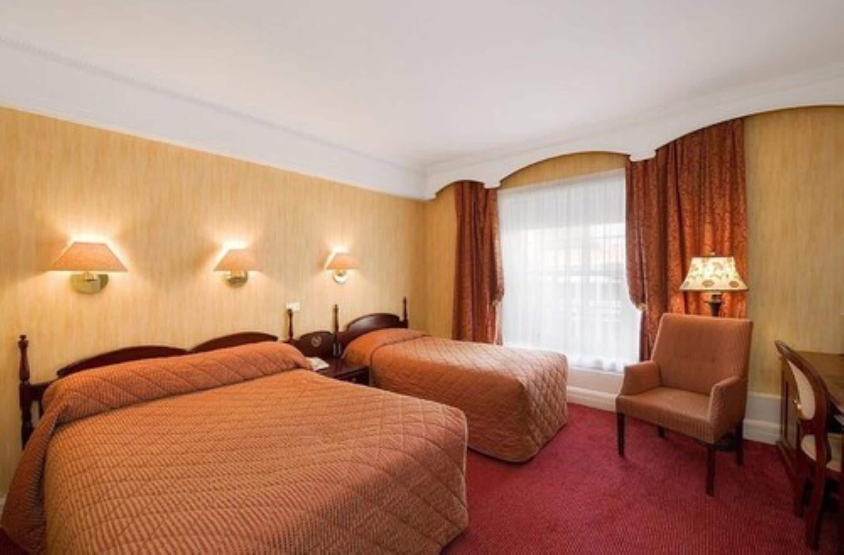 triple room | in-room safe, desk, iron/ironing board, free wifi