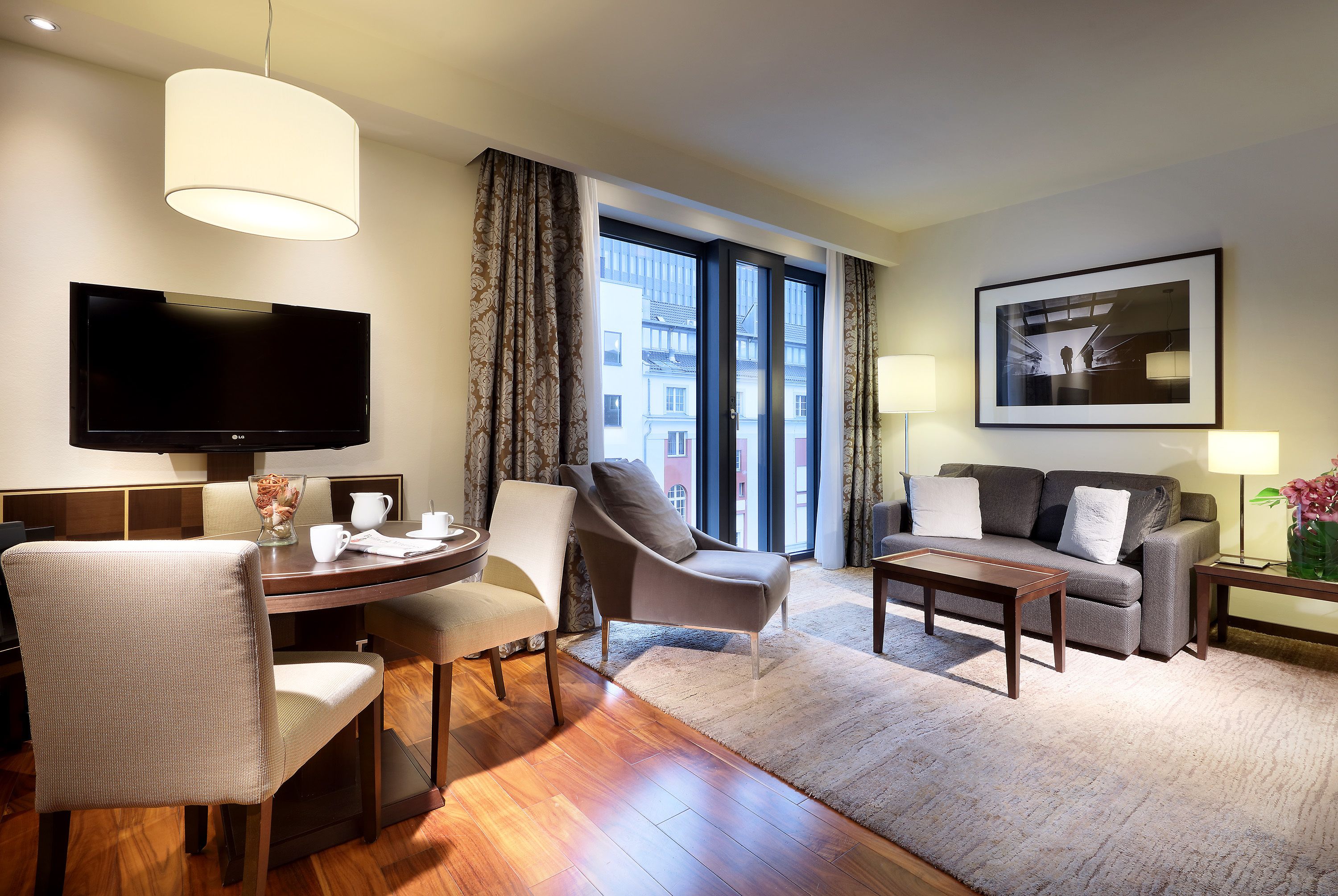 Sengetøy av topp kvalitet, minibar, safe på rommet og skrivebord