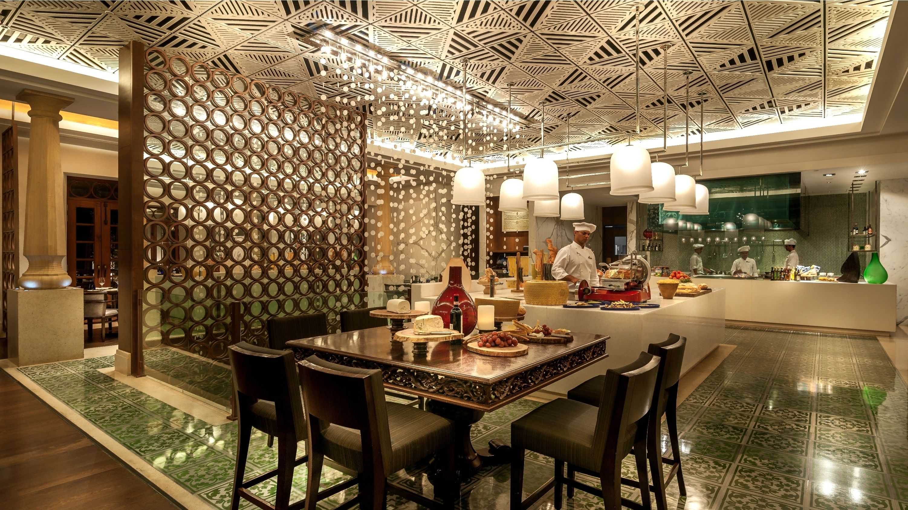 5 restaurants, breakfast, lunch, dinner served; international cuisine