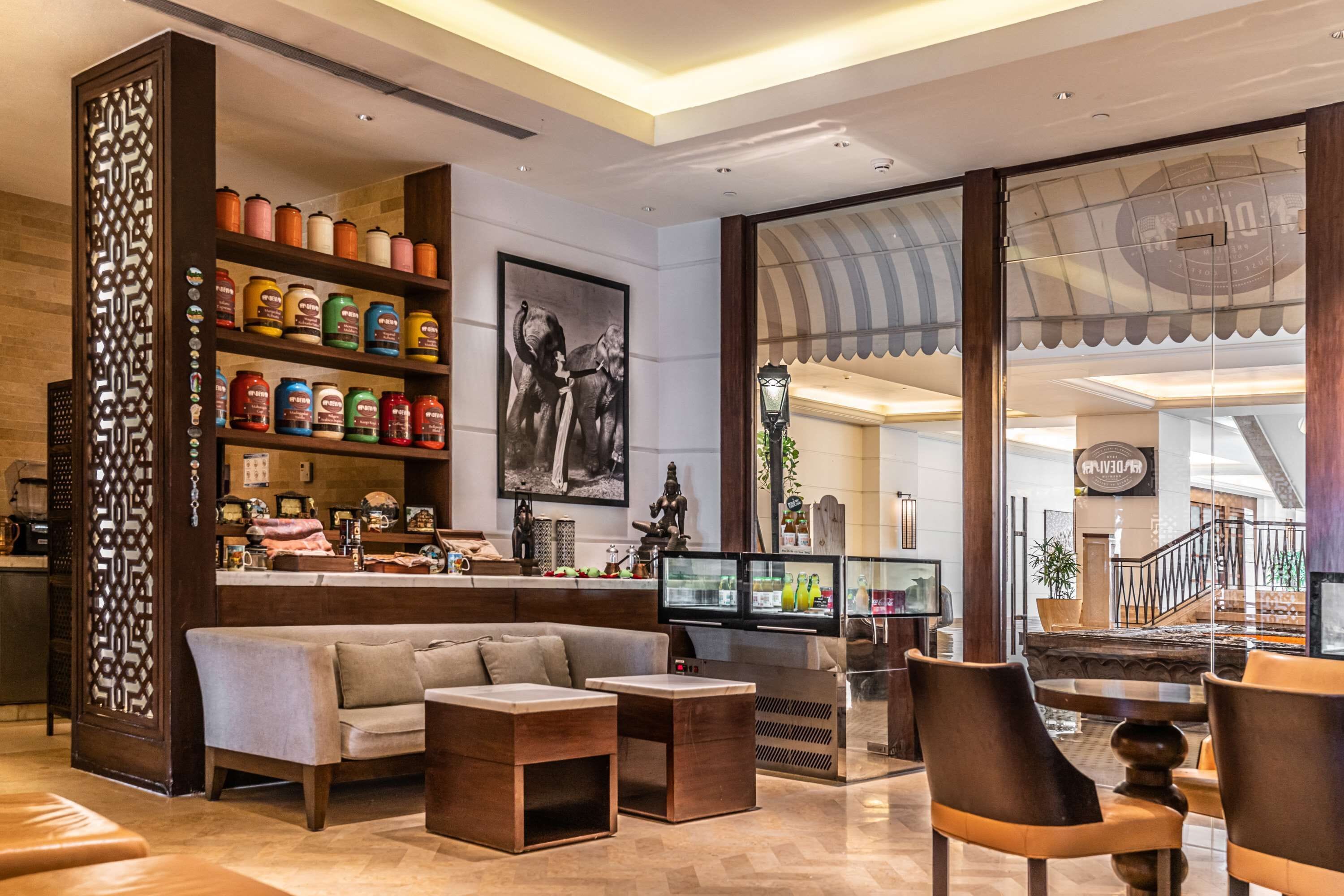 Un interior moderno con una zona de estar, una barra y una exhibición de salsas y aderezos.
