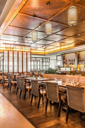 5 nhà hàng; phục vụ bữa sáng, bữa trưa, bữa tối và bữa sáng muộn