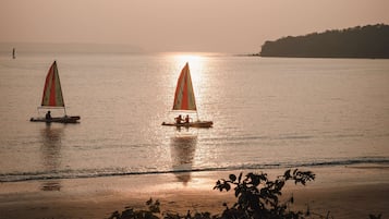 In Strandnähe, Liegestühle, Sonnenschirme, Strandtücher