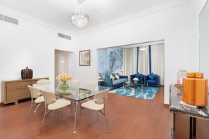 Familie suite | Woonruimte | Een 32-inch flatscreentelevisie met satellietzenders en televisie