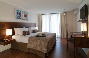Habitación estándar, 1 cama de matrimonio | 1 dormitorio, minibar, caja fuerte y escritorio